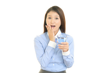 水を飲む笑顔のＯＬ