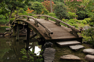 Fototapeta premium wooden footbridge in japanese garden