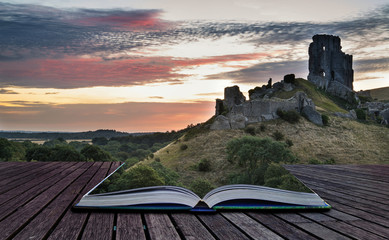 Beau lever de soleil d& 39 été au-dessus du paysage des ruines médiévales de château