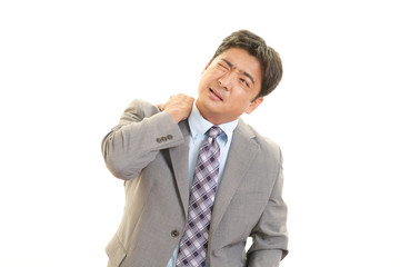肩痛を訴えるビジネスマン