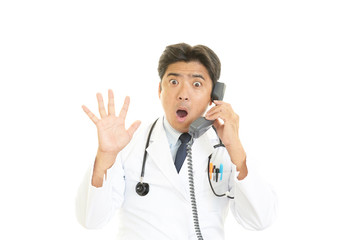 驚いた表情の医師