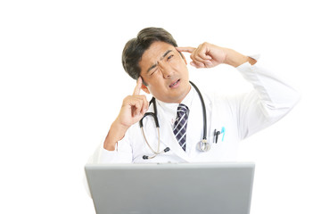 頭痛を訴える医師