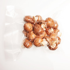Braune Champignons in Folie verschweißt