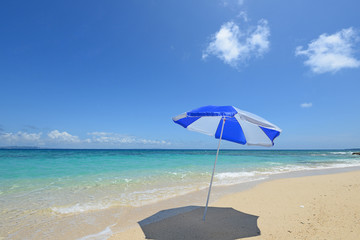 美しい沖縄のビーチと夏空
