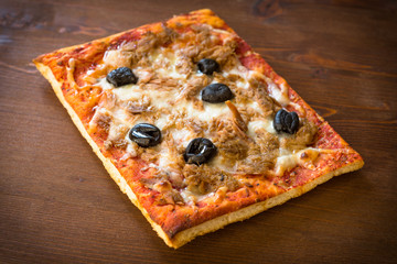 Pizza con tonno e olive nere