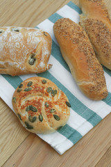 vari tipi di pane su tavolo di legno © saratm