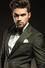 Obraz premium young business man looking at the camera