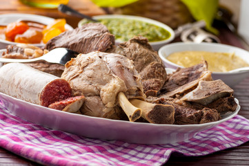 Lesso misto con salsa verde, di miele e mostarda