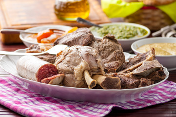 Lesso misto con salsa verde, di miele e mostarda