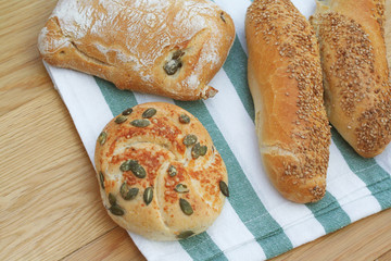 diversi tipi di pane su tavola di legno © saratm