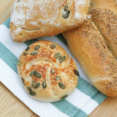 diversi tipi di pane su tavola di legno © saratm