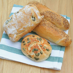 diversi tipi di pane su tavola di legno © saratm
