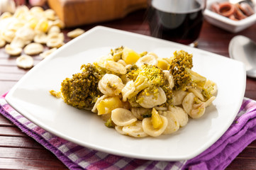 Pasta orecchiette con broccoletti nel piatto