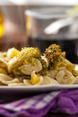 Pasta orecchiette con broccoletti nel piatto