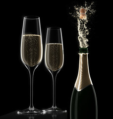 2 Gläser mit Champagnerflasche