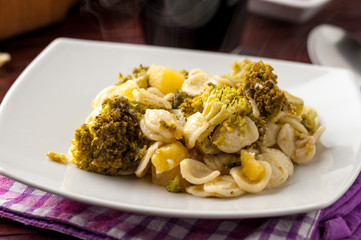 Pasta orecchiette con broccoletti nel piatto