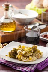Pasta orecchiette con broccoletti nel piatto