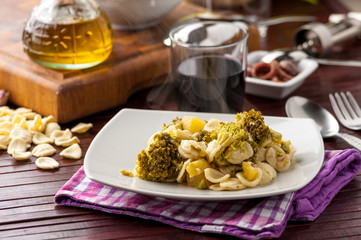 Pasta orecchiette con broccoletti nel piatto