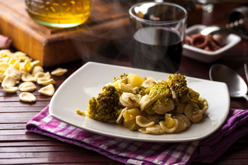 Pasta orecchiette con broccoletti nel piatto