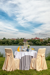 The fashionable holiday table outdoors