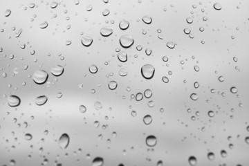 Wassertropfen an der Glasscheibe S/W