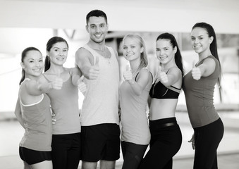 Naklejka premium group of people in the gym showing thumbs up