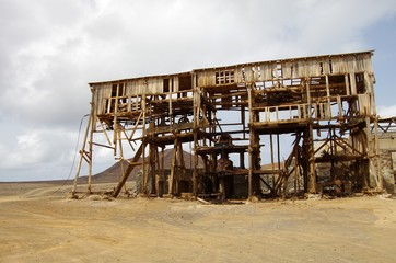 Ancien téléphérique des salines de Pedra Lume (Cap-Vert)