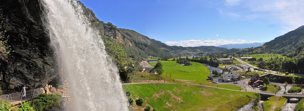 steindalsfossen, landschaft mit wasserfall in norwegen