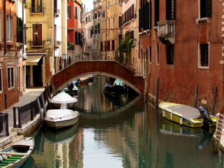 Fototapeta na wymiar Puente en Canal de Venecia