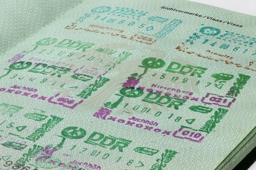 Fototapeta na wymiar Reisepass mit DDR Einreisestempeln