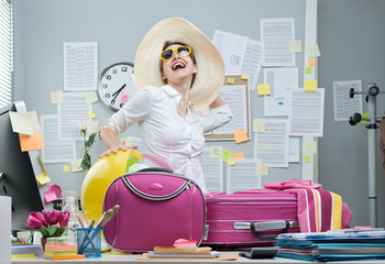 Cheerful employee leaving for vacations - obrazy, fototapety, plakaty