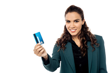 Naklejka premium Businesswoman displaying her cash card