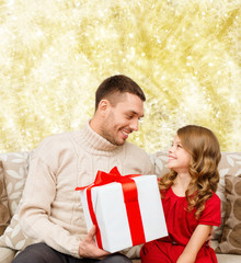 Fototapeta na wymiar smiling father and daughter with gift box