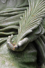 Grabstatue auf einem Friedhof