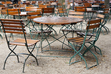 menschenleerer Biergarten