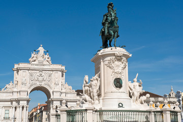 Fototapeta na wymiar Statue of King Jose I and the Triumphal Arch in Lisbon, Portuga