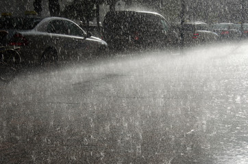 Regen auf einer Stra&szlig;e