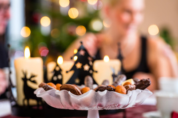 Weihnachtskekse bei Kaffeetafel zu Weihnachten
