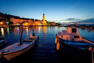 Obraz premium Sutivan Town in dusk