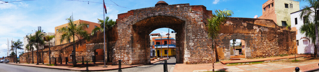 Fototapeta na wymiar Puertas de Tierra, Santo Domingo. República Dominicana