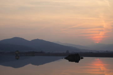 Fototapeta na wymiar zachód słońca nad jeziorem zaporowym