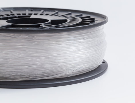 Filament f&uuml;r 3d Drucker glasklar vor hellem Hintergrund