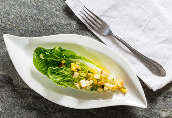 Römersalatherzen mit mango apfel vinaigrette