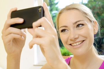 Twen fotografiert Selfie mit Smartphone