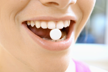 Fototapeta premium Tablett in Mund von Patient