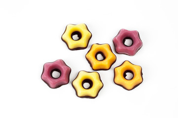 Fondantgebäck, Ringe auf weißem Hintergrund