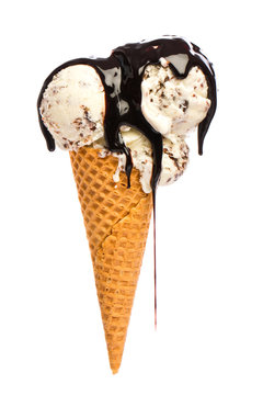 Eiscremes: Eist&uuml;te mit Stracciatella und viel Schokoladensauce