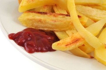 Du ketchup sur le rebord de l'assiette de frites