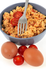 Bol d’œufs brouillés à la tomate