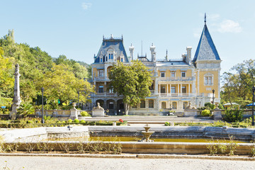 Fototapeta na wymiar pool and massandra palace, Crimea